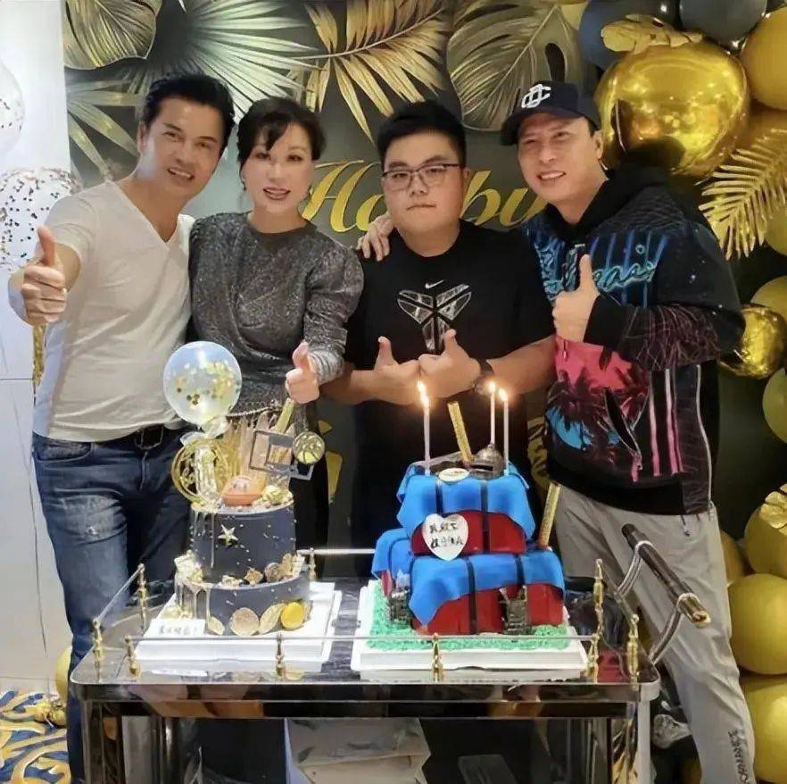 吕良伟夫妻曝21岁独子近况，会做饭受异性欢迎，长相肥胖不像爸