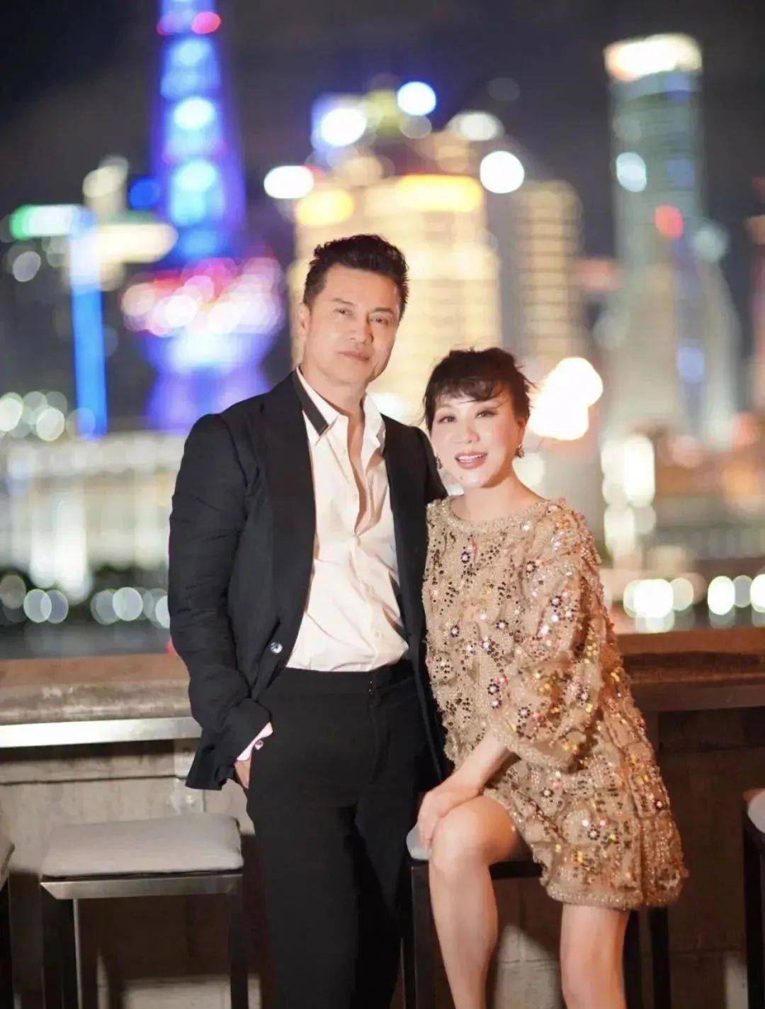 吕良伟夫妻曝21岁独子近况，会做饭受异性欢迎，长相肥胖不像爸