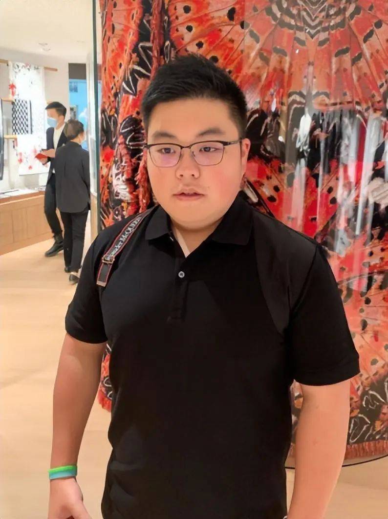 吕良伟夫妻曝21岁独子近况，会做饭受异性欢迎，长相肥胖不像爸