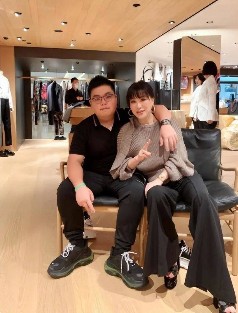 吕良伟夫妻曝21岁独子近况，会做饭受异性欢迎，长相肥胖不像爸