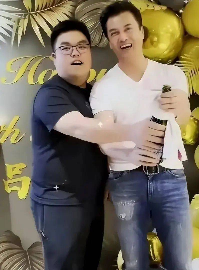 吕良伟夫妻曝21岁独子近况，会做饭受异性欢迎，长相肥胖不像爸