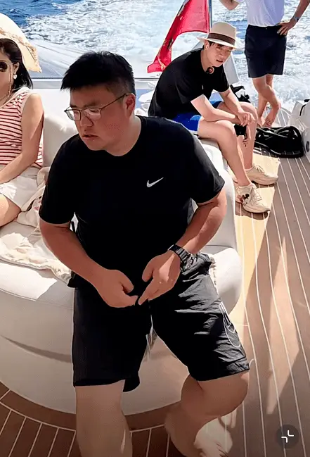 吕良伟夫妻曝21岁独子近况，会做饭受异性欢迎，长相肥胖不像爸