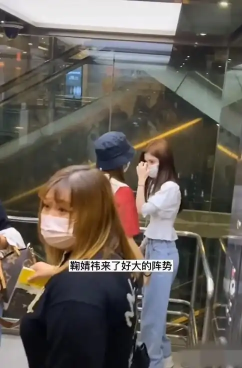贾乃亮被曝耍大牌,乘坐公共电梯拒载路人,本人挥手禁止他人靠近