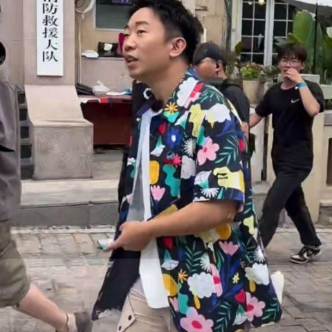 杨迪被曝耍大牌，出行保安拦路开道、与行人互骂，本人回应