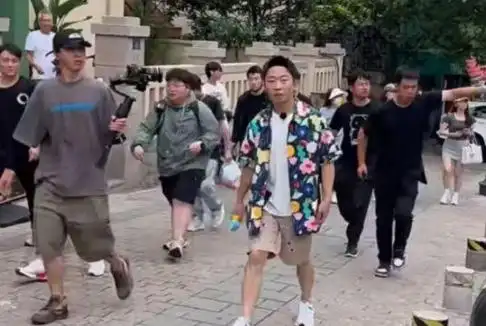 杨迪被曝耍大牌，出行保安拦路开道、与行人互骂，本人回应