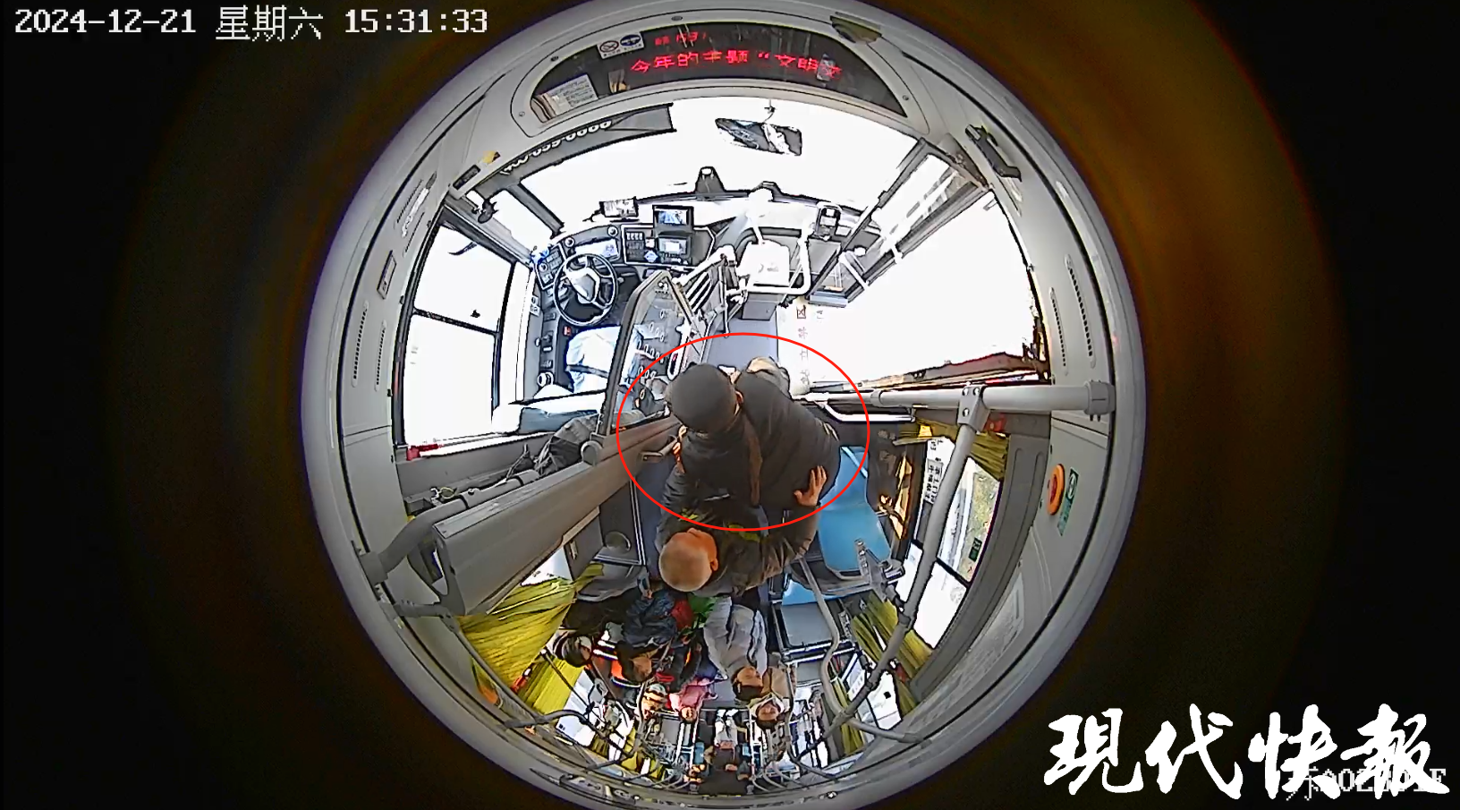 老人公交车上晕倒，南京热心司机背他就医