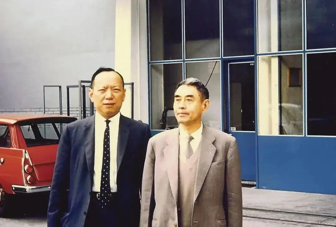 这是翁帆和杜致礼、杜致礼妹妹及三个继子3张合影，她俩都像婆婆