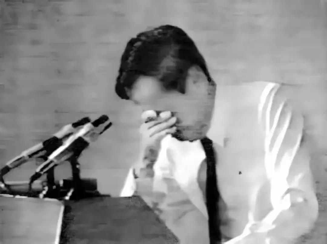 这是翁帆和杜致礼、杜致礼妹妹及三个继子3张合影，她俩都像婆婆