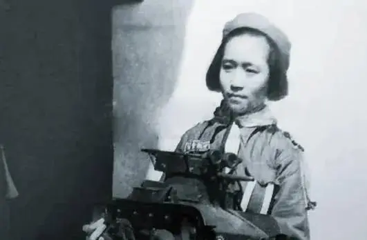 这是翁帆和杜致礼、杜致礼妹妹及三个继子3张合影，她俩都像婆婆