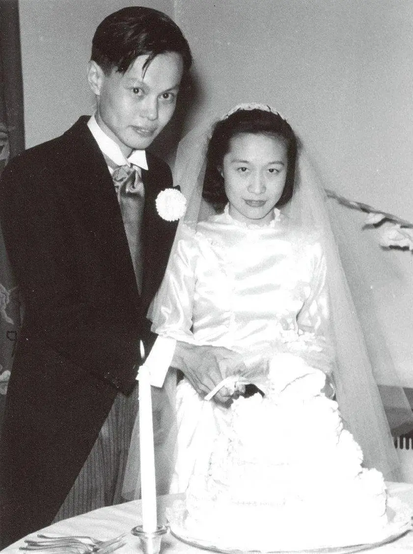 这是翁帆和杜致礼、杜致礼妹妹及三个继子3张合影，她俩都像婆婆