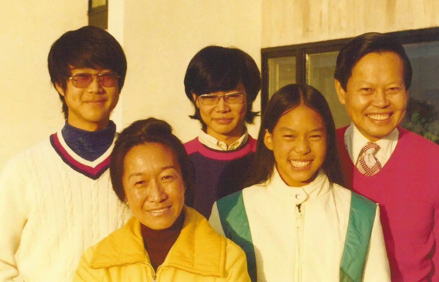 这是翁帆和杜致礼、杜致礼妹妹及三个继子3张合影，她俩都像婆婆