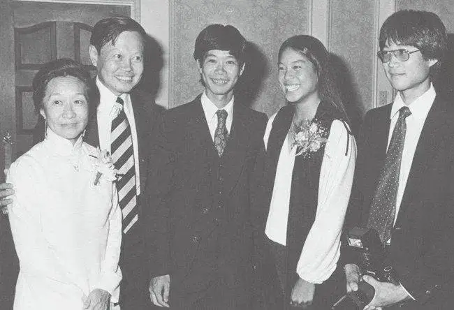 这是翁帆和杜致礼、杜致礼妹妹及三个继子3张合影，她俩都像婆婆