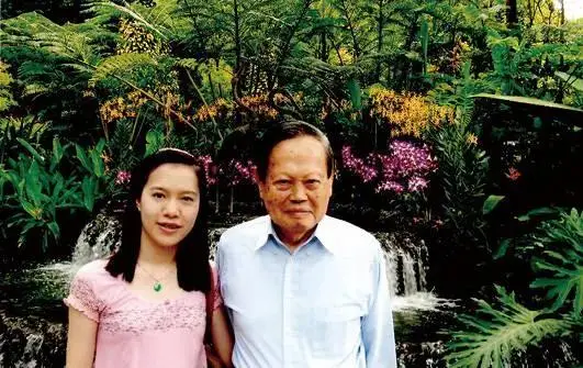 这是翁帆和杜致礼、杜致礼妹妹及三个继子3张合影，她俩都像婆婆