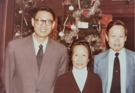 这是翁帆和杜致礼、杜致礼妹妹及三个继子3张合影，她俩都像婆婆