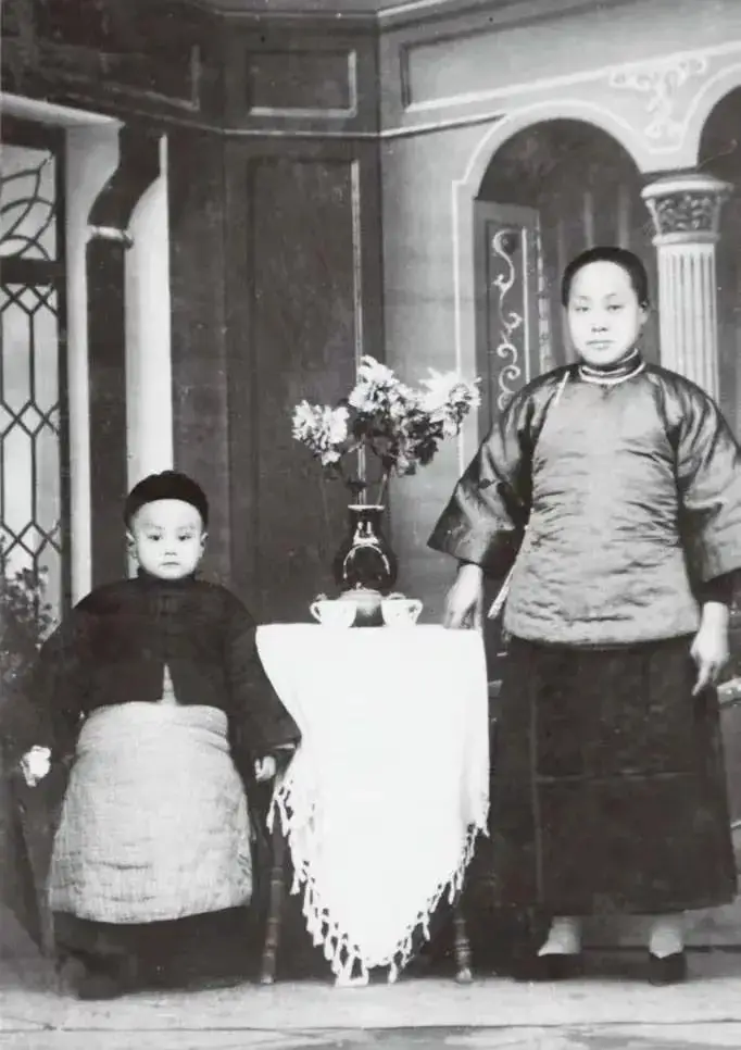 这是翁帆和杜致礼、杜致礼妹妹及三个继子3张合影，她俩都像婆婆