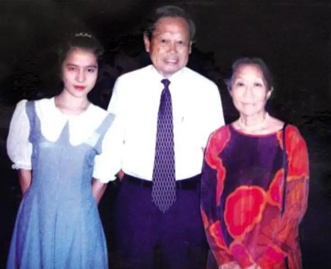 这是翁帆和杜致礼、杜致礼妹妹及三个继子3张合影，她俩都像婆婆