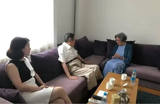 这是翁帆和杜致礼、杜致礼妹妹及三个继子3张合影，她俩都像婆婆