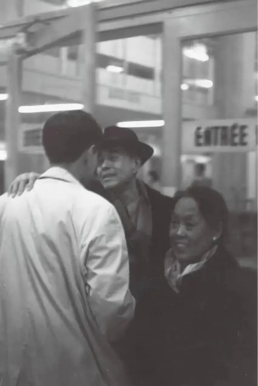 这是翁帆和杜致礼、杜致礼妹妹及三个继子3张合影，她俩都像婆婆