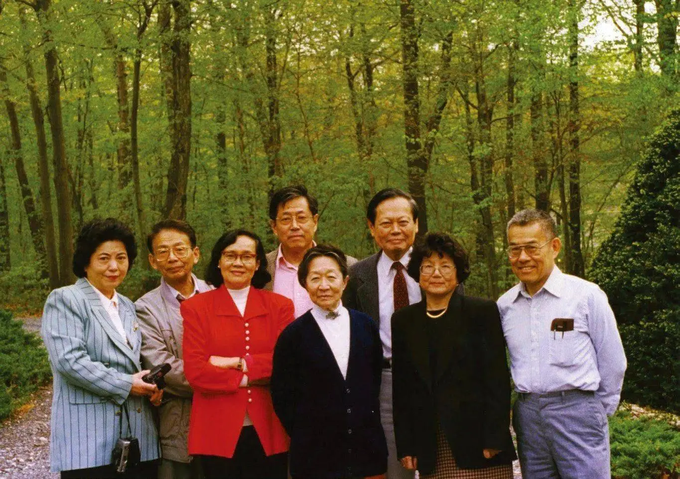 这是翁帆和杜致礼、杜致礼妹妹及三个继子3张合影，她俩都像婆婆