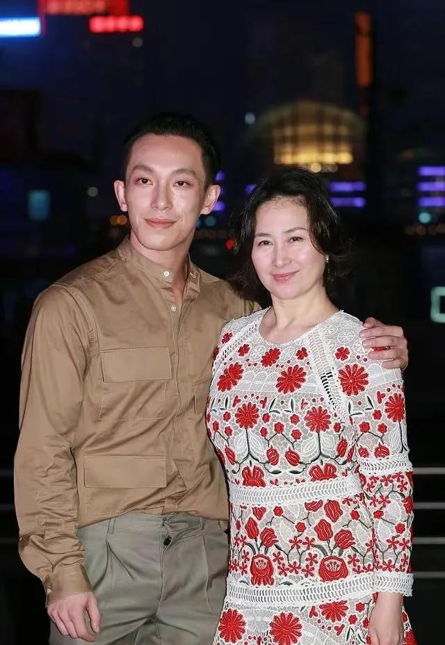 35岁后的何超琼,让我相信了,这种骨相的女人选对发型是越老越美