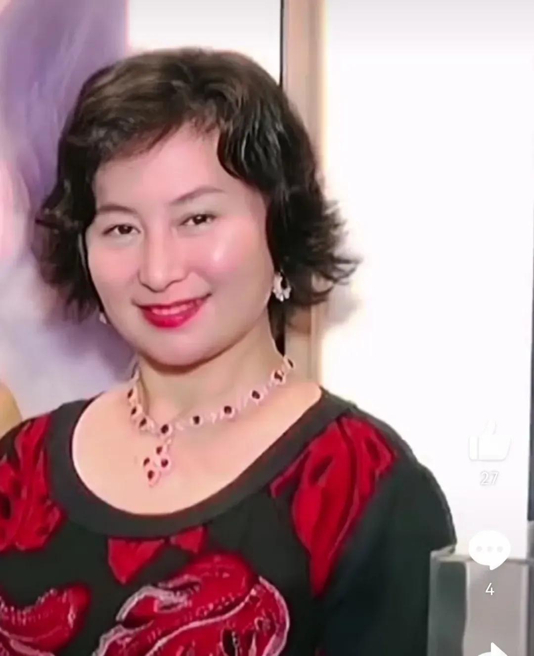 35岁后的何超琼,让我相信了,这种骨相的女人选对发型是越老越美