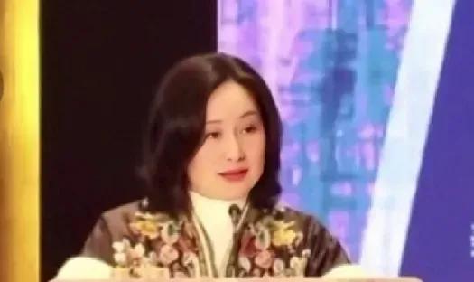 35岁后的何超琼,让我相信了,这种骨相的女人选对发型是越老越美