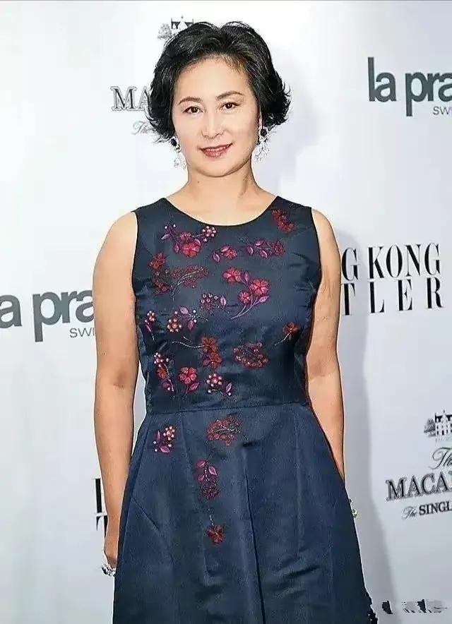 35岁后的何超琼,让我相信了,这种骨相的女人选对发型是越老越美