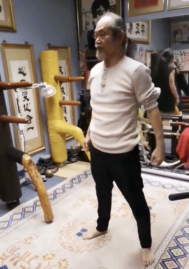 72岁元华定居国外近况曝光!练功房中秀蜈蚣弹,轻松自如状态年轻