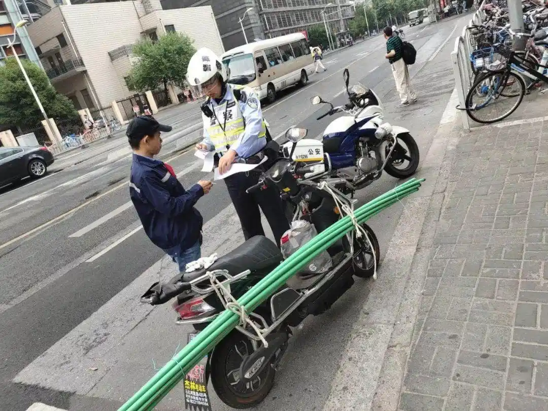「一线微观」上海公安持续严查严管非机动车和行人交通违法！