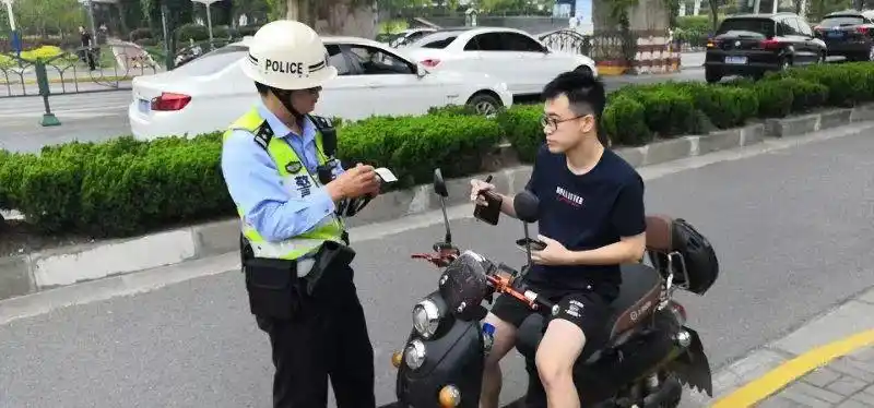 「一线微观」上海公安持续严查严管非机动车和行人交通违法！