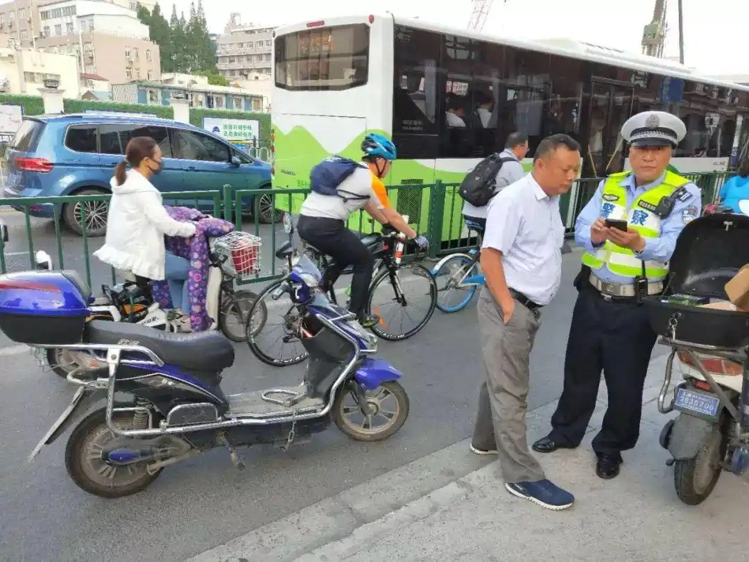 「一线微观」上海公安持续严查严管非机动车和行人交通违法！