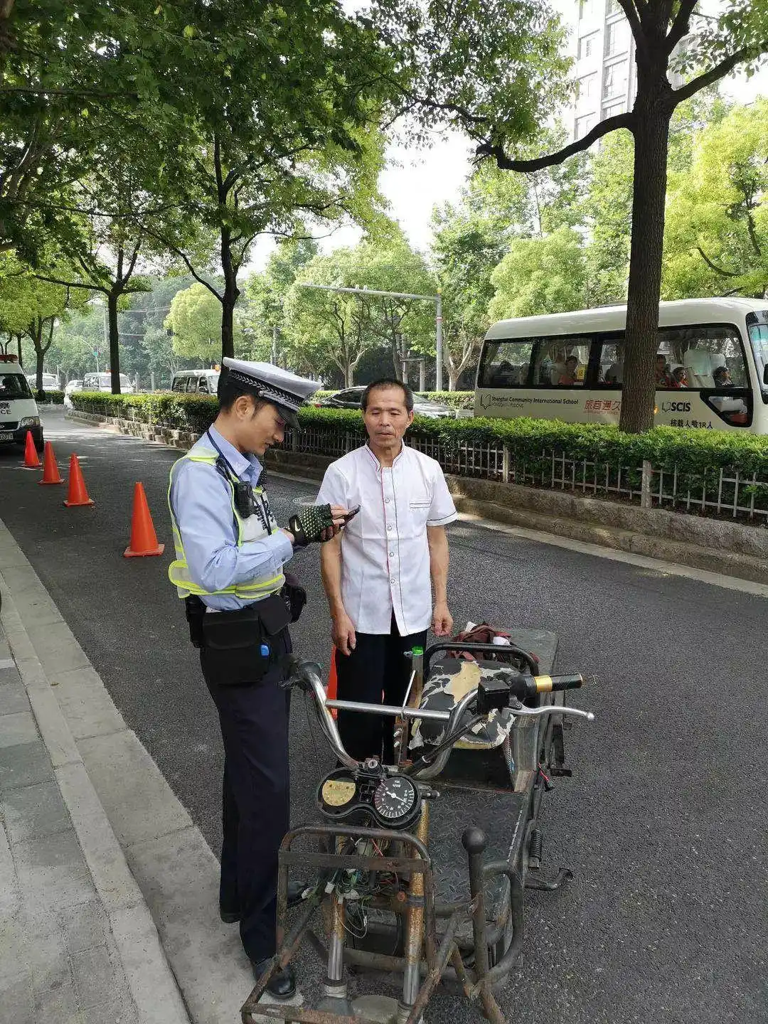 「一线微观」上海公安持续严查严管非机动车和行人交通违法！