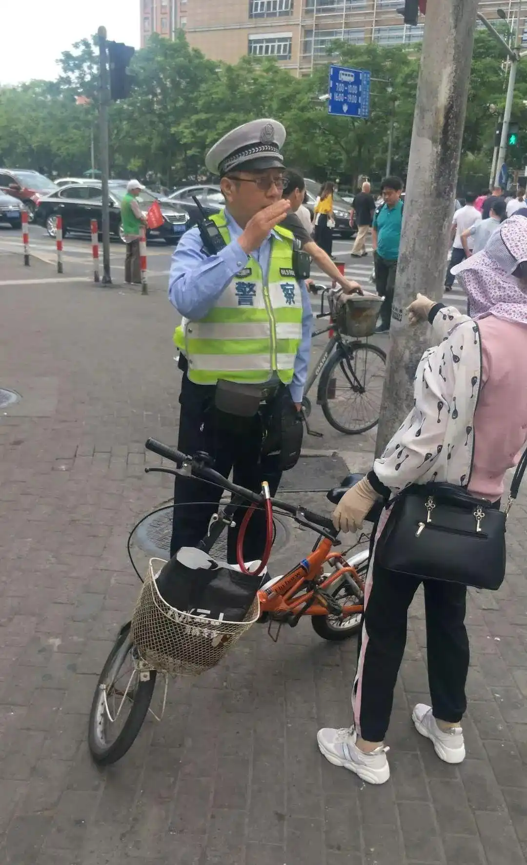 「一线微观」上海公安持续严查严管非机动车和行人交通违法！