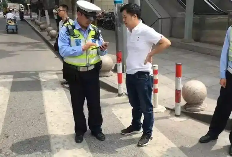 「一线微观」上海公安持续严查严管非机动车和行人交通违法！