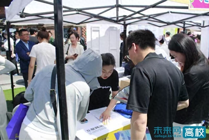 大连财经学院师生走进东关街参与大连市青年专场招聘会