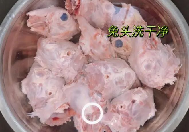 花8000学来的麻辣兔头做法,香辣爽口,回味无穷!麻辣油是关键