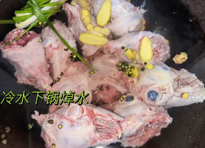 花8000学来的麻辣兔头做法,香辣爽口,回味无穷!麻辣油是关键