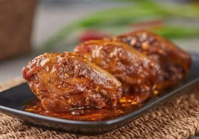 花8000学来的麻辣兔头做法,香辣爽口,回味无穷!麻辣油是关键