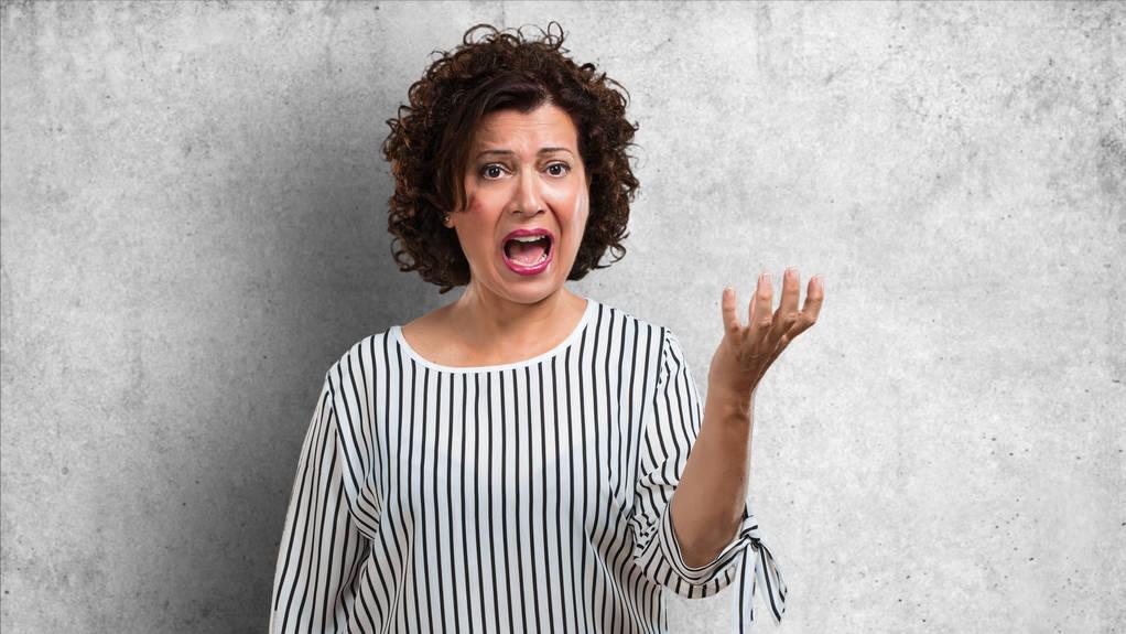 47岁女子阴毛变白和性功能有关系吗？医生：这是正常的衰老现象