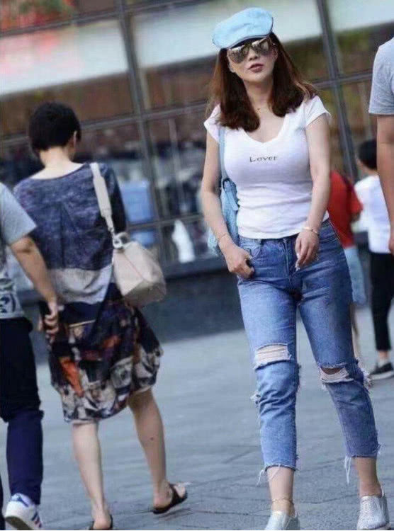 牛仔热裤彰显出你完美的蜜桃臀！