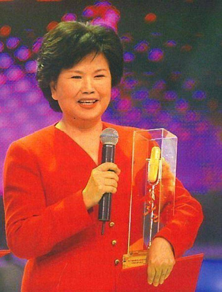 央视主持人邢质斌：和初恋丈夫相守49年，如今75岁的她过得怎样？