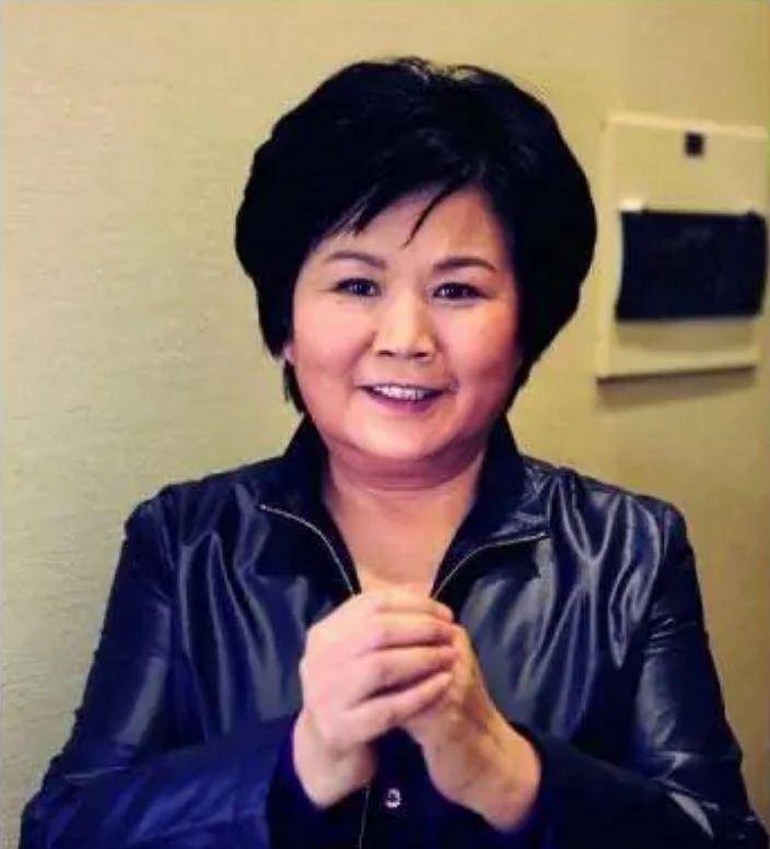 央视主持人邢质斌：和初恋丈夫相守49年，如今75岁的她过得怎样？