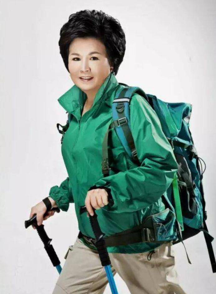 央视主持人邢质斌：和初恋丈夫相守49年，如今75岁的她过得怎样？