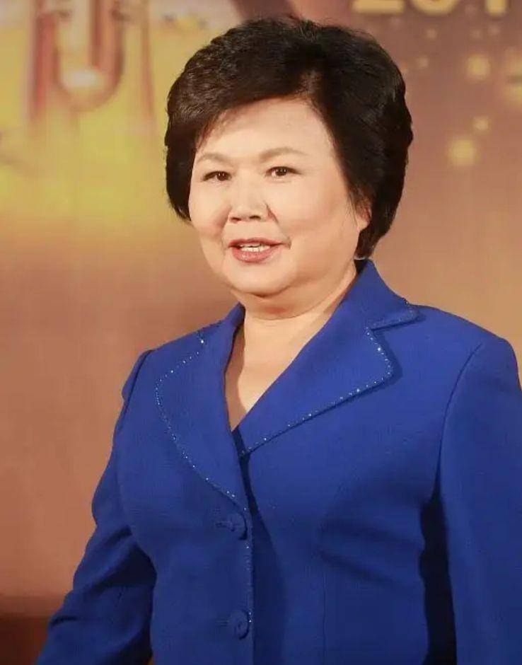 央视主持人邢质斌：和初恋丈夫相守49年，如今75岁的她过得怎样？