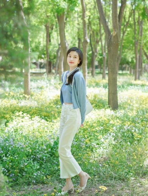 中年女人秋天就该这么穿：奶奶短衫+宽松长裤，洋气显瘦显气质