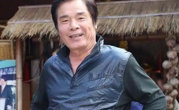 七旬富豪与六妻同屋，每月豪掷7万零花，今又迎娶小娇妻