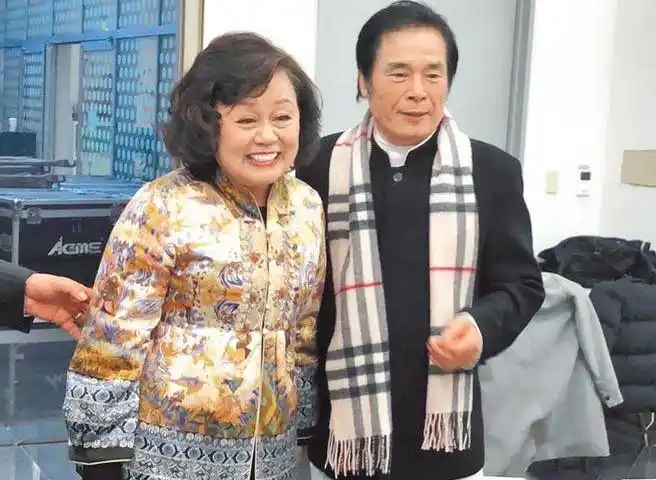 七旬富豪与六妻同屋，每月豪掷7万零花，今又迎娶小娇妻