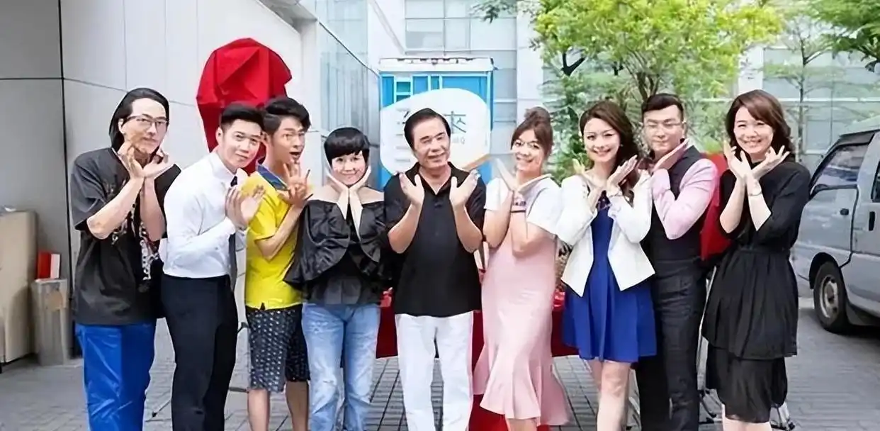 七旬富豪与六妻同屋，每月豪掷7万零花，今又迎娶小娇妻