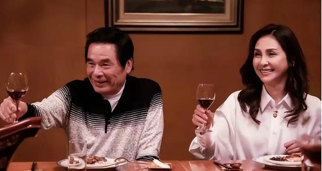 七旬富豪与六妻同屋，每月豪掷7万零花，今又迎娶小娇妻