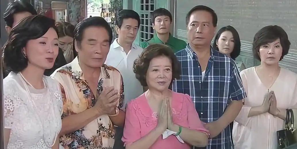 七旬富豪与六妻同屋，每月豪掷7万零花，今又迎娶小娇妻